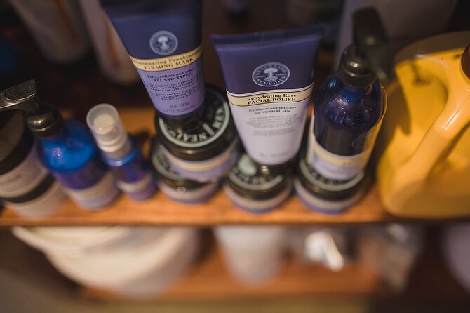 Akrotiri: Couples' Aromatherapy Massage - Facilities you’ll use, including shower and water
