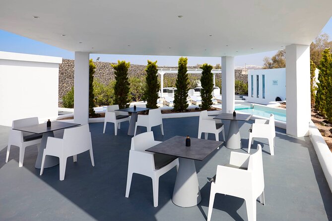 Akrotiri: Couples’ Massage with Dinner, Pool Access, wine, fruits - What This Package Really Gives You in Santorini