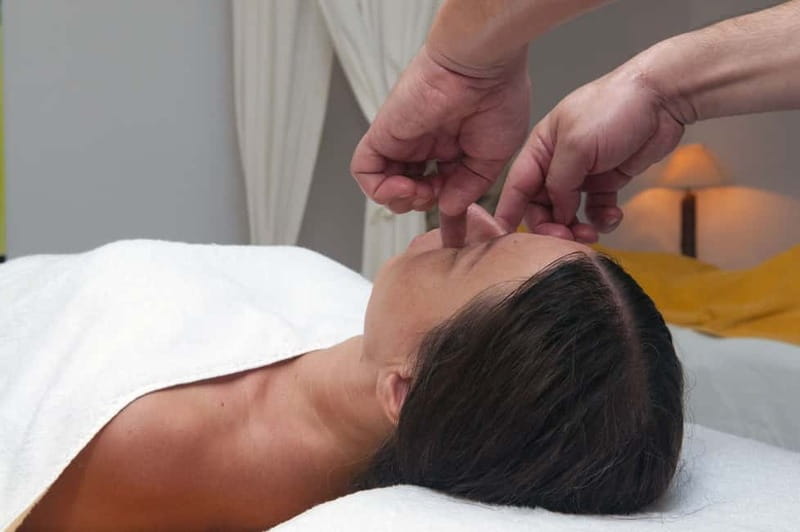 Akrotiri: Travel Recovery Aromatherapy Massages - Where the therapist focuses, neck to feet