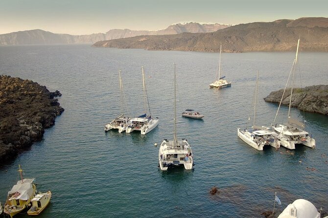 ALL-INCLUSIVE: Santorini Caldera Cruise with Greek Meal & Drinks - Sailing the caldera: lighthouse views and volcano islands from the boat