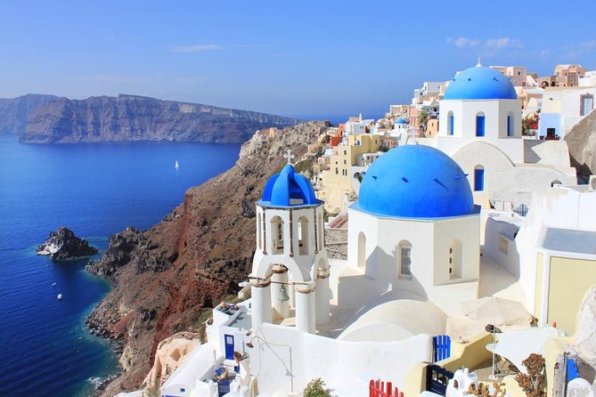 Best of Santorini Sightseeing Guided Tour 5h - Santorini Blue Domes in Oia, the photo moment done intelligently