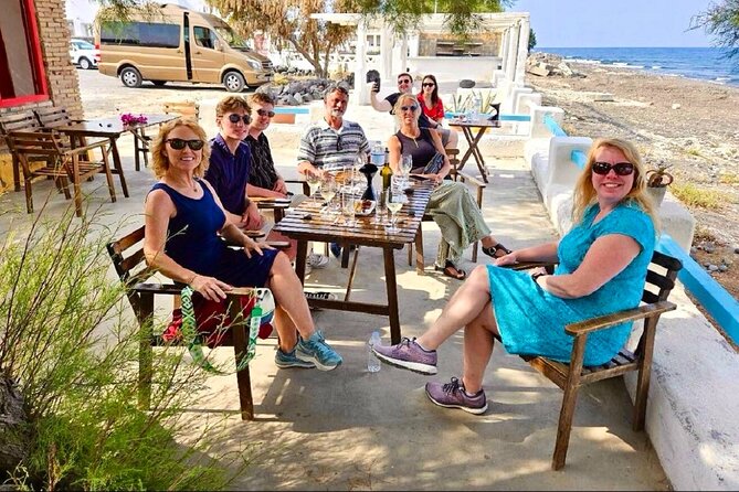 Best of Santorini Sightseeing Guided Tour 5h - Perissa black sand beach, a real break on the volcanic shore