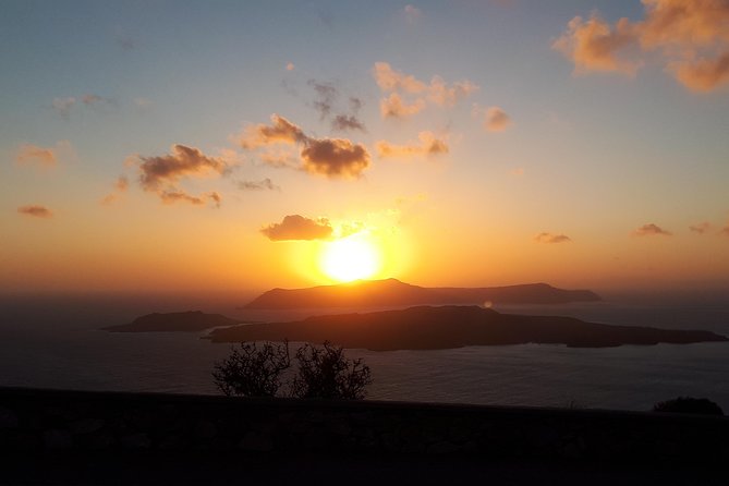 Discover Santorini - Oia’s Main Street: starting in Santorini’s postcard north