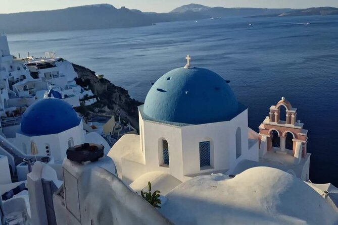 Explore Santorini in 3 hours With a Local Guide - Stop 3: Oia wandering, narrow streets, and blue-domed icons