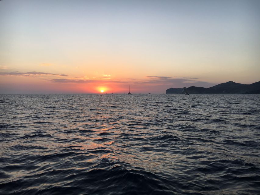Fira: Private Sunset Cruise with BBQ, Drinks and Hot Springs - BBQ and mezze in Oia or Thirasia, plus unlimited drinks onboard