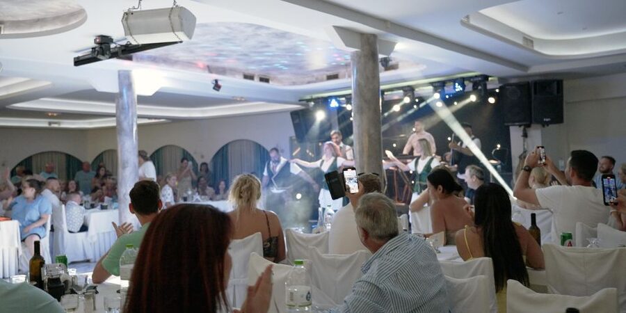 Kamari: Greek Show, Buffet Dinner, and Drinks at Dimitris - Should you book this Greek night in Kamari?