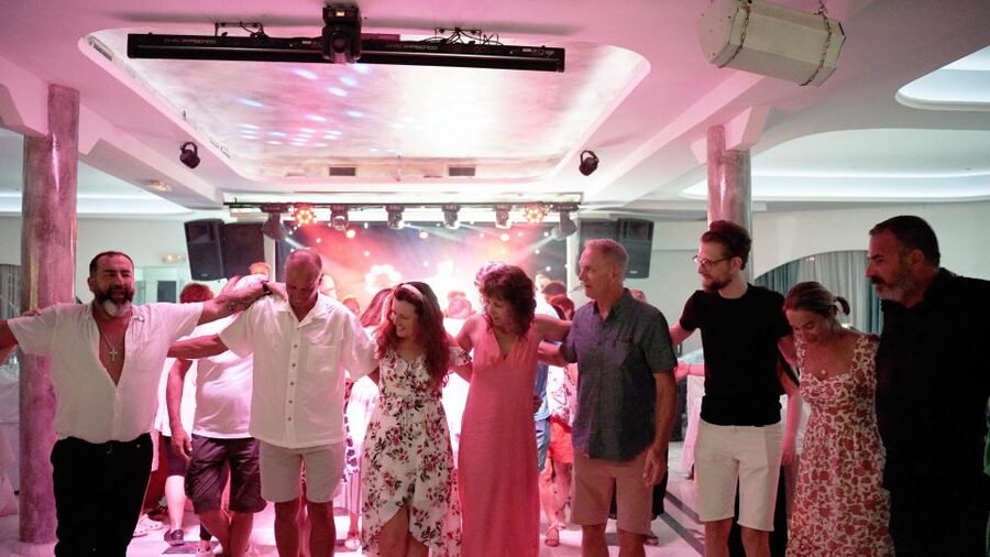 Kamari: Greek Show, Buffet Dinner, and Drinks at Dimitris - Check-in, seating, and how to not end up stuck off to the side