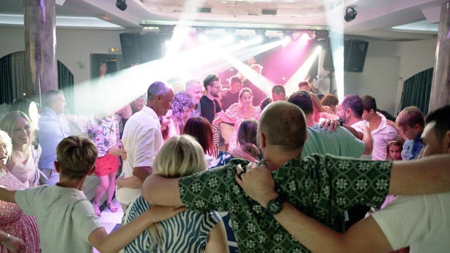 Kamari: Greek Show, Buffet Dinner, and Drinks at Dimitris - Live music and traditional dance: bouzouki, violin, Zorba, and Syrtaki