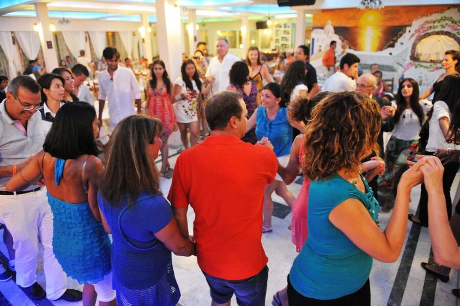 Kamari: Greek Show, Buffet Dinner, and Drinks at Dimitris - Practical tips to get the most out of the show