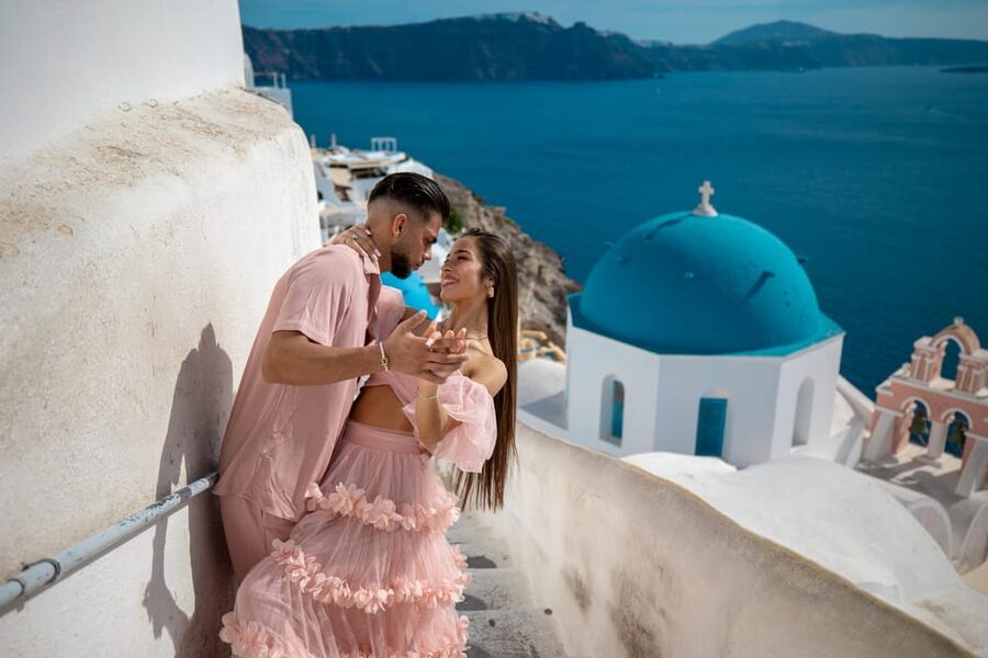 Oia: Couple photoshoot with 30 edited Photos - Why Oia is such a strong backdrop for couple photos