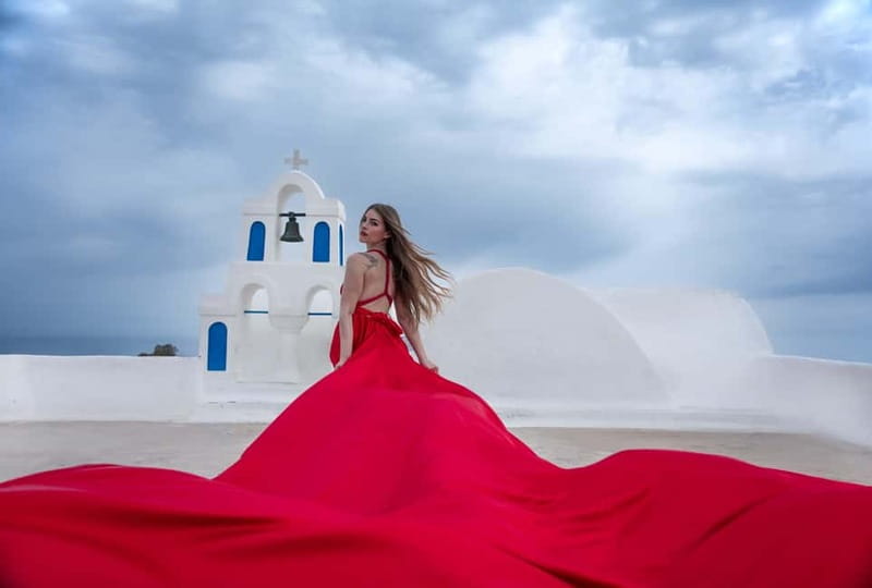 Oía: Santorini Professional Photoshoot with Edited Photos - Oia photos in 30 minutes, with a plan that stays fun