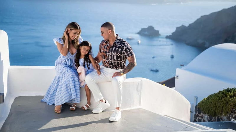 Oía: Santorini Professional Photoshoot with Edited Photos - Posing direction that helps you look natural, not stiff
