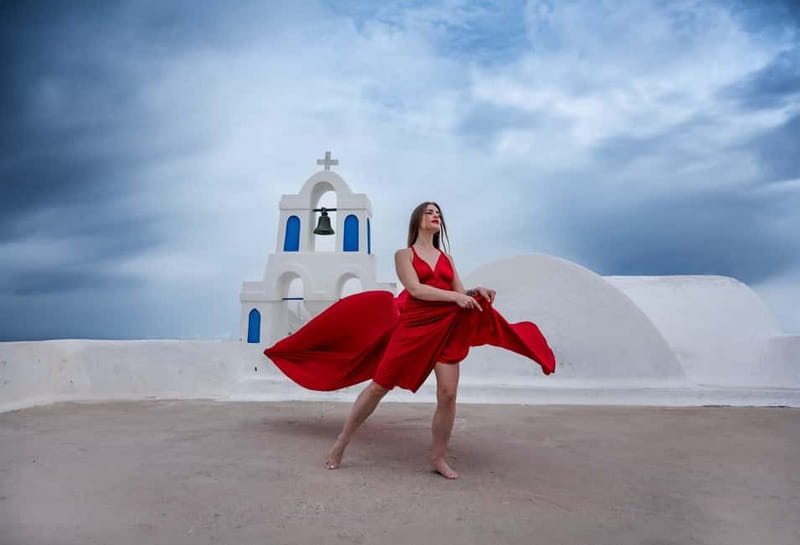 Oía: Santorini Professional Photoshoot with Edited Photos - Price and value: $176 per group up to 5
