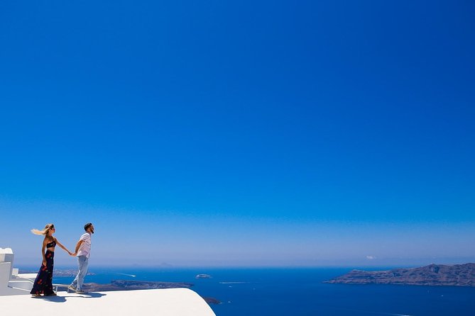 Personal Travel and Vacation Photographer Tour in Santorini - Price and value: paying per group (up to 8) makes a difference