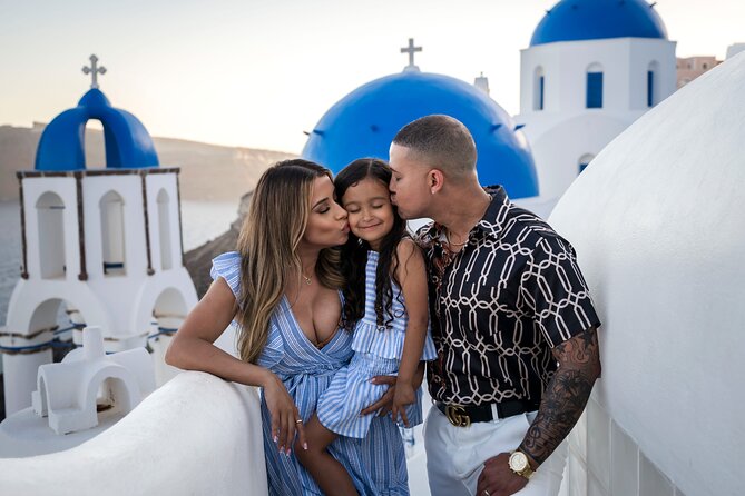 Photoshoot in Santorini Oia - Why the Oia light schedule matters (especially the Three Blue Domes)