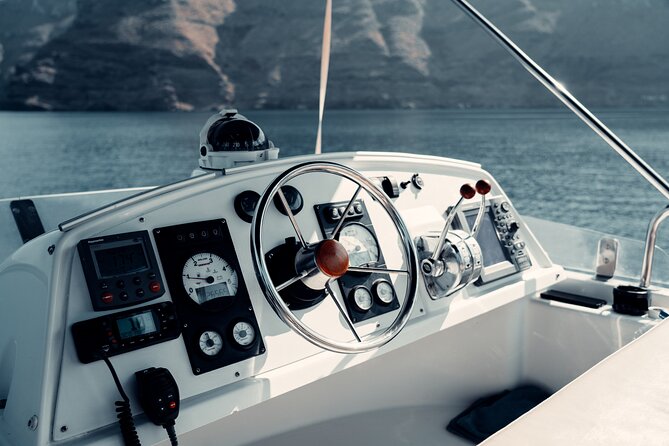 Private Caldera Cruise with Power Catamaran ENJOY incl. Meal & Drinks - Lunch and BBQ on board: the food is a big part of the value