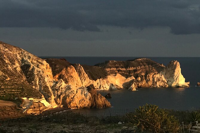 Private Discovery Tour with Wine Tasting - Akrotiri - Red beach - Private Touring With Local Hosts: What Tends to Make It Special