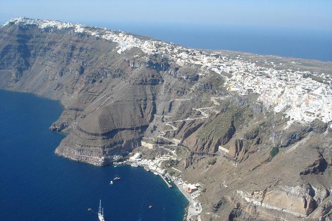 Private Helicopter Tour Santorini 20 minutes - up to 4 passengers - The flight path: from Akrotiri Lighthouse to Oia from above