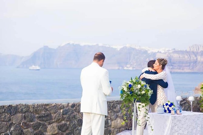 Private Photo Session with a Local Photographer in Santorini - What you will photograph: landmarks, white walls, and sea views