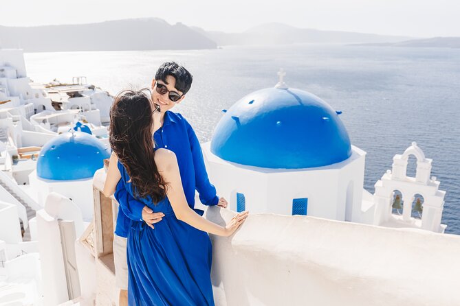 Private Santorini Photography in Oia 伊亚步行旅拍 - Iconic Oia backdrops, blue domes, and cliffside angles