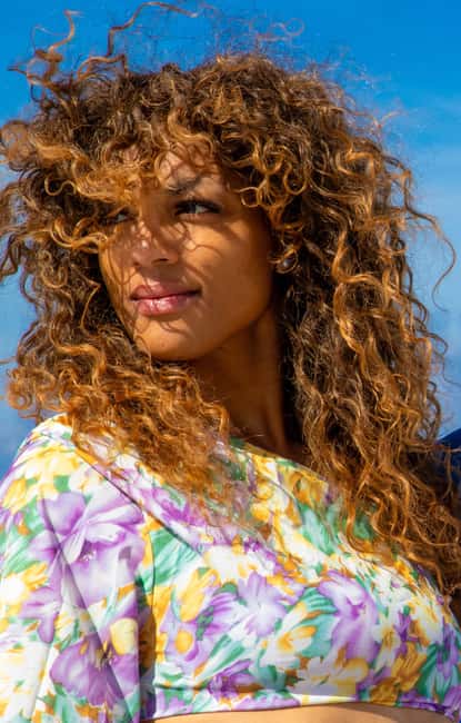 Santorini: 40-minute Photoshoot in Oia - On foot for 15 minutes: natural portraits in real Oia lanes