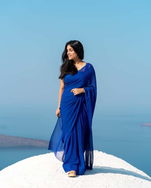 Santorini: 45-minute Photoshoot in Oia - Posing guidance in real life, not just generic tips