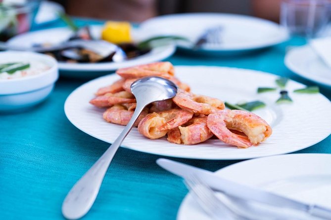 Santorini All-inclusive Catamaran Cruise with Thirassia Stop - Onboard lunch and open bar: what’s included and how to plan