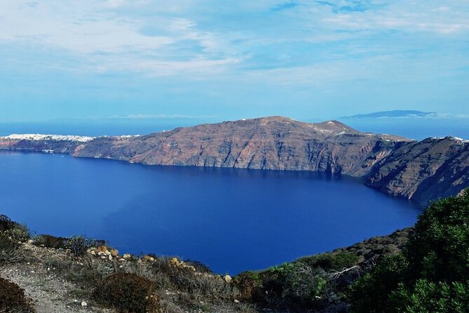 Santorini Caldera Walk Hiking Experience Fira-Oia - Approaching Oia: Photo Stops, a Final Climb, and Breathing Room