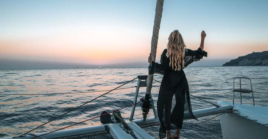 Santorini Catamaran Cruise with Swimming, Meal and Open Bar - Open bar on deck: what’s included and how to plan your day