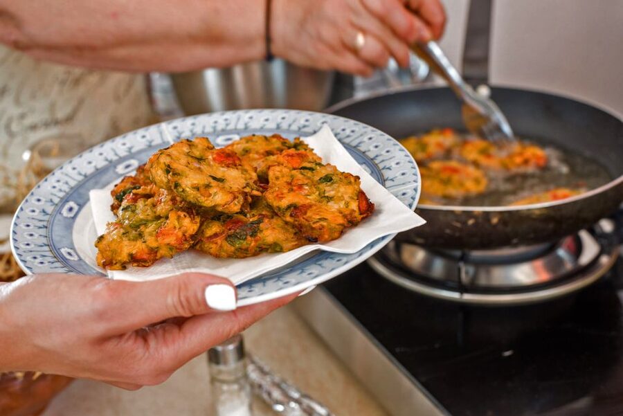 Santorini: Cooking Class and Easy Hike - The cooking class: hands-on Greek food with a local chef