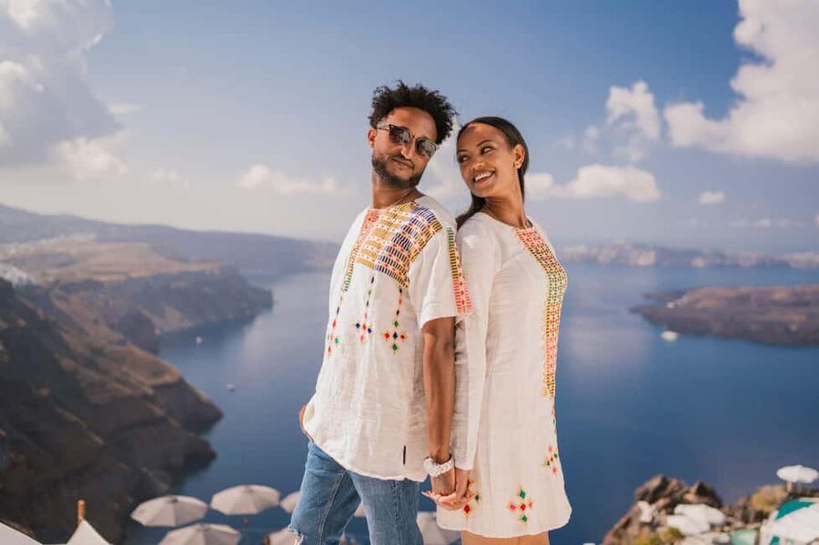 Santorini: Couple Family Photoshoot with Pickup - What the photographer does (and why pose help changes everything)