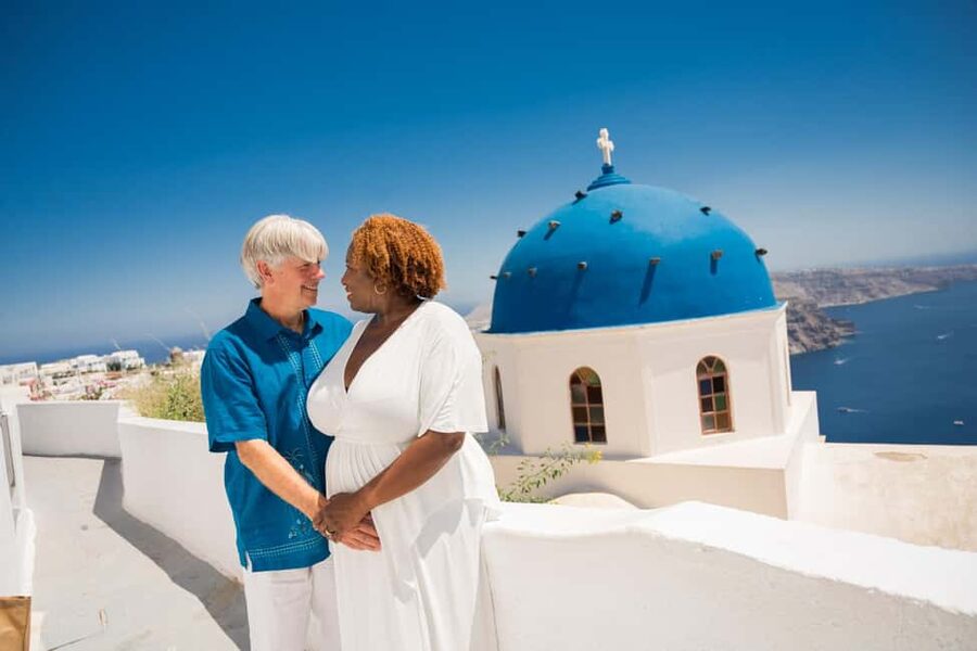 Santorini: Couple Family Photoshoot with Pickup - The photo deliverable: 110 to 120 edited images in 3 to 4 days