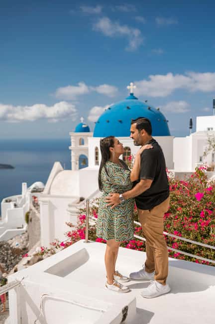 Santorini: Couple Family Photoshoot with Pickup - How the 1-hour flow works after meeting at Ilios Bakery