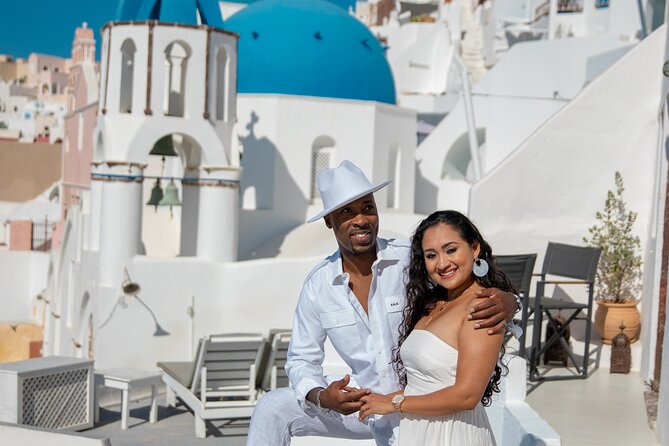 Santorini couple photoshoot with 50 edited photos! - Private small group, 50 edited photos, and the posing experience
