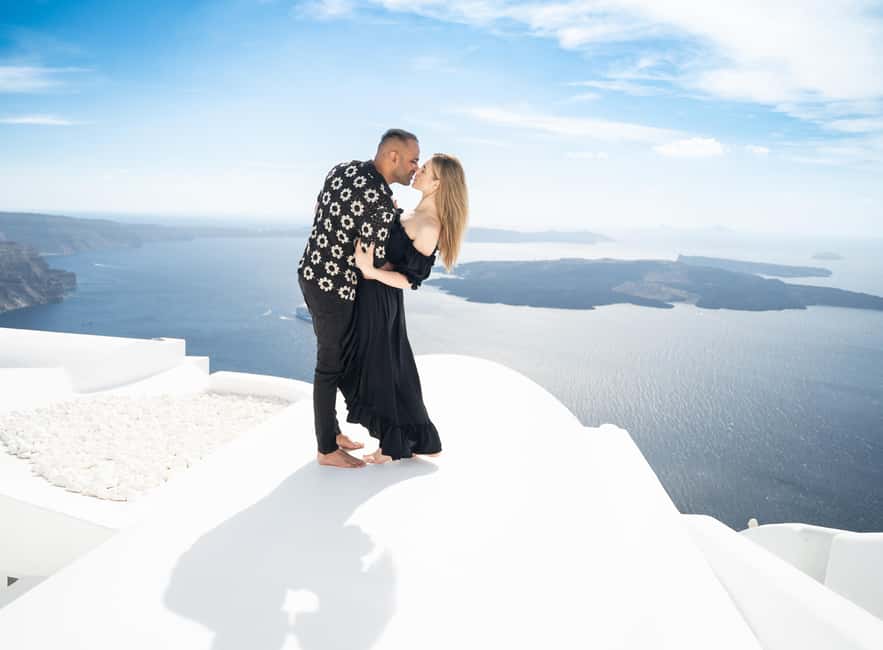 Santorini Couple Photoshooting - Entering the Santorini look: why a guided couple shoot matters