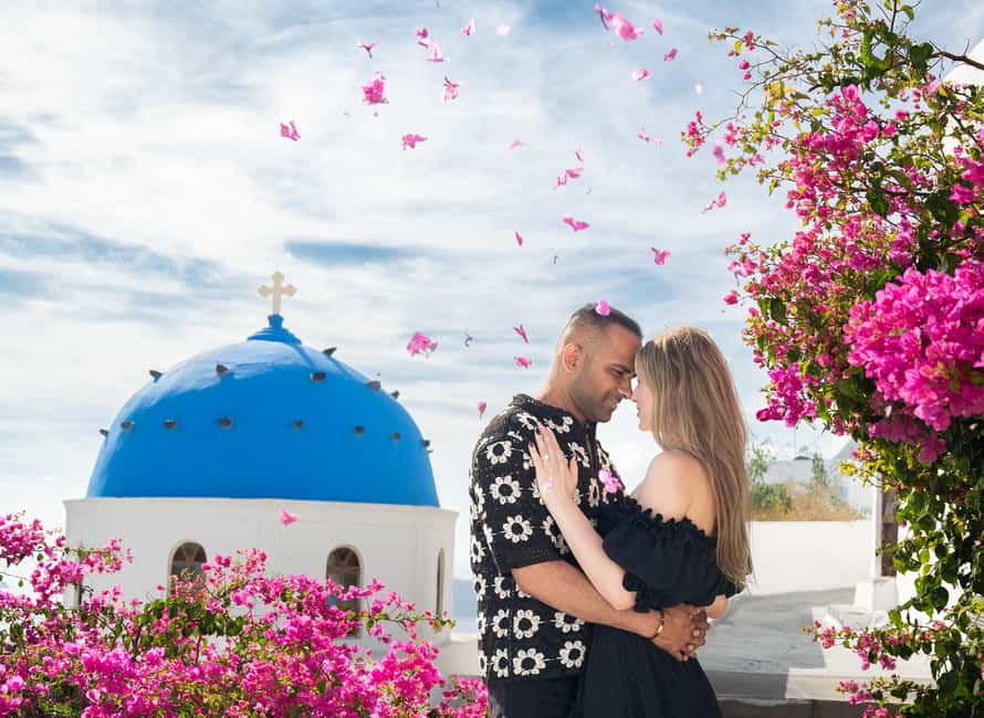 Santorini Couple Photoshooting - Who this Santorini couple photoshoot fits best