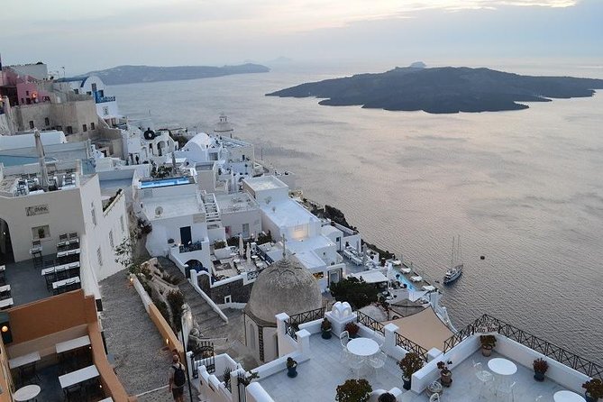 Santorini Fira-Oia-Firostefani 4 Hours - Oia main street and the castle-side sunset angles