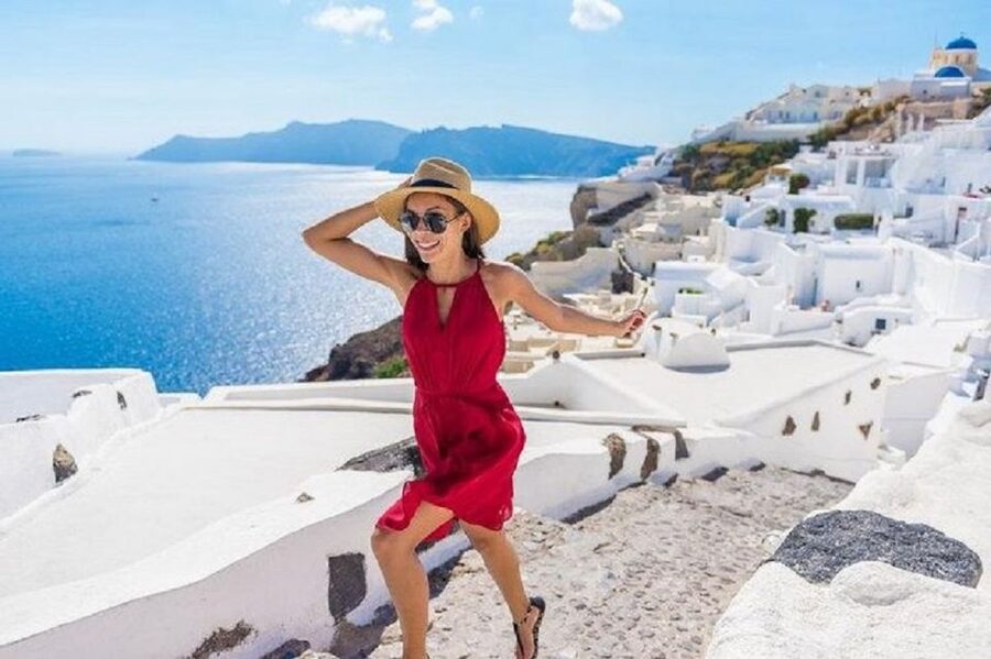 Santorini: Fira Town Walking Tour with Wine Tasting - Gold Street, jewelry windows, and artisan stops that feel real