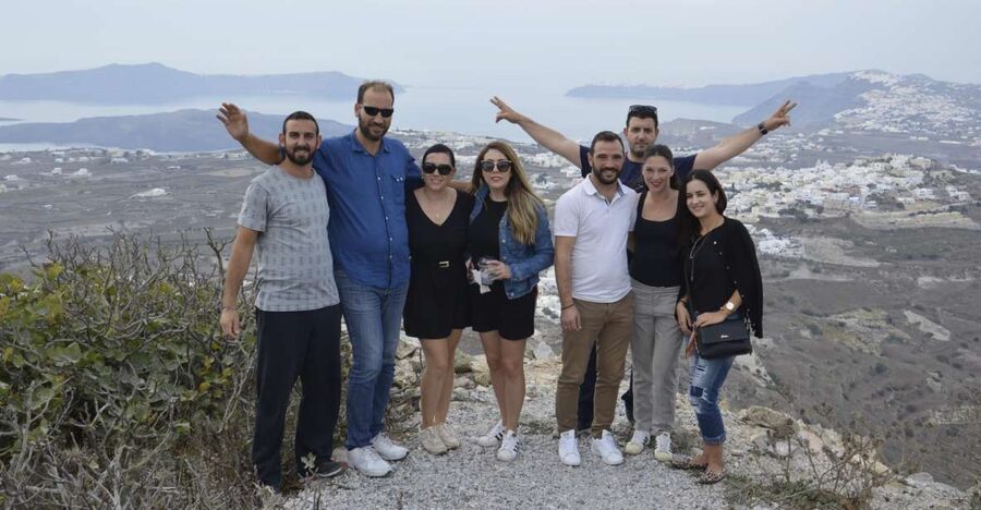 Santorini: Half-Day Sightseeing Tour with Hotel Pickup - Shared vs private: what changes besides price