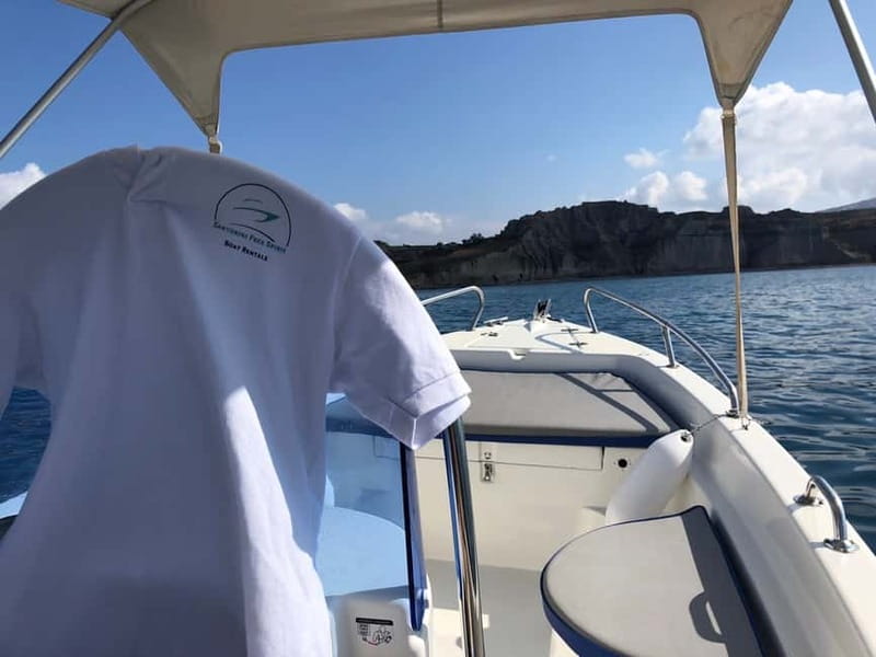 Santorini: License-Free Boat Rental with Ice, Water, & Fruit - Secluded Beaches and Quiet Anchors, Without the Crowd Energy