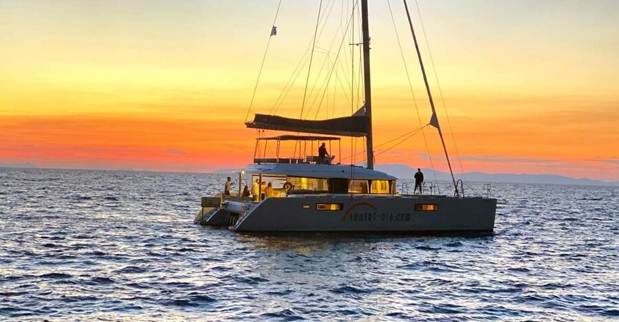 Santorini: Luxurious Catamaran Cruise with Meal & Open Bar - From Thera to Amoudi, then straight onto the caldera views