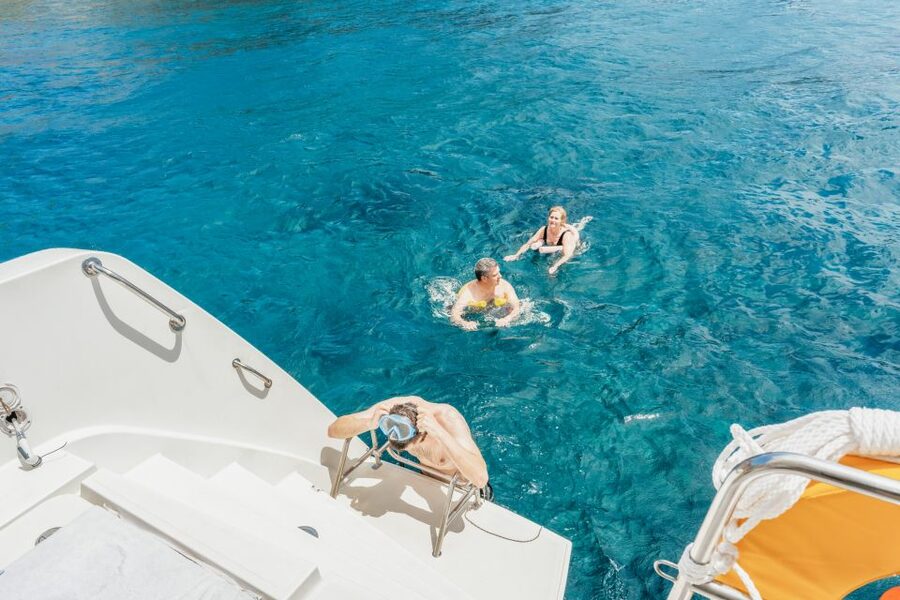 Santorini: Luxury Catamaran Day Trip with Meal and Open Bar - Sailing Past the Volcano Islands and Around Akrotiri