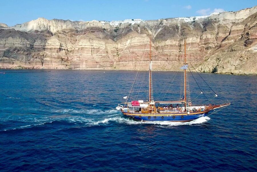 Santorini: Mythical Day Trip to Akrotiri with Volcano Cruise - Akrotiri: walking an ash-preserved world