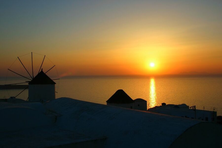 Santorini: Oia Cultural Highlights Sunset Walking Tour - Captains Houses and the alley walk that explains what you’re seeing