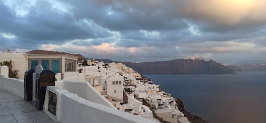 Santorini: Oia Cultural Highlights Sunset Walking Tour - Blue Domes photo stop: the angle you want first