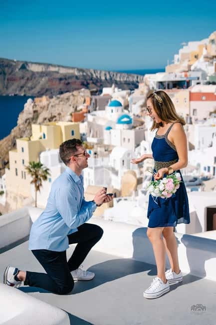 Santorini: Oia Private Couple Photoshoot with 35 Photos - Oia vs Imerovigli: choosing the Santorini look you want