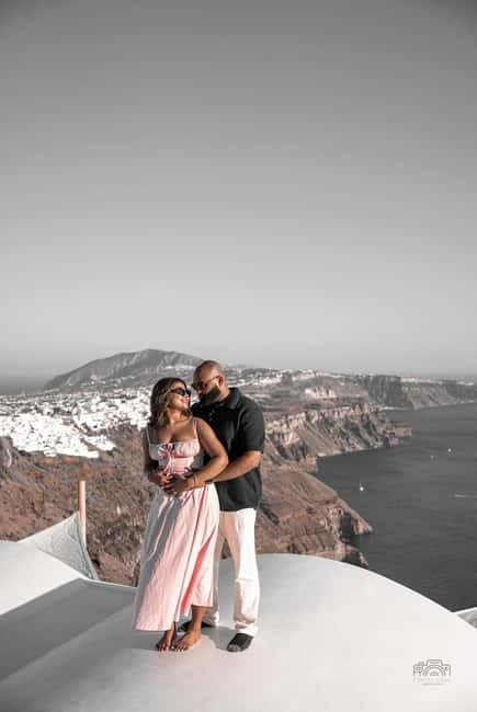 Santorini: Oia Private Couple Photoshoot with 35 Photos - Working with Marios: posing direction that does not feel like posing