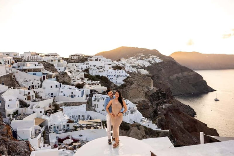 Santorini: Photo Tour With Professional Photographer - The 1-hour Oia session: quick, classic Santorini photos