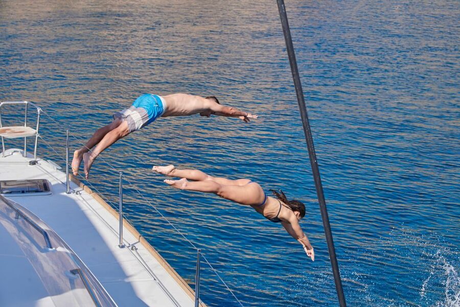 Santorini: Platinum Catamaran Cruise w/ BBQ Meal & Open Bar - Palea Kameni hot springs: how the volcano time works in practice