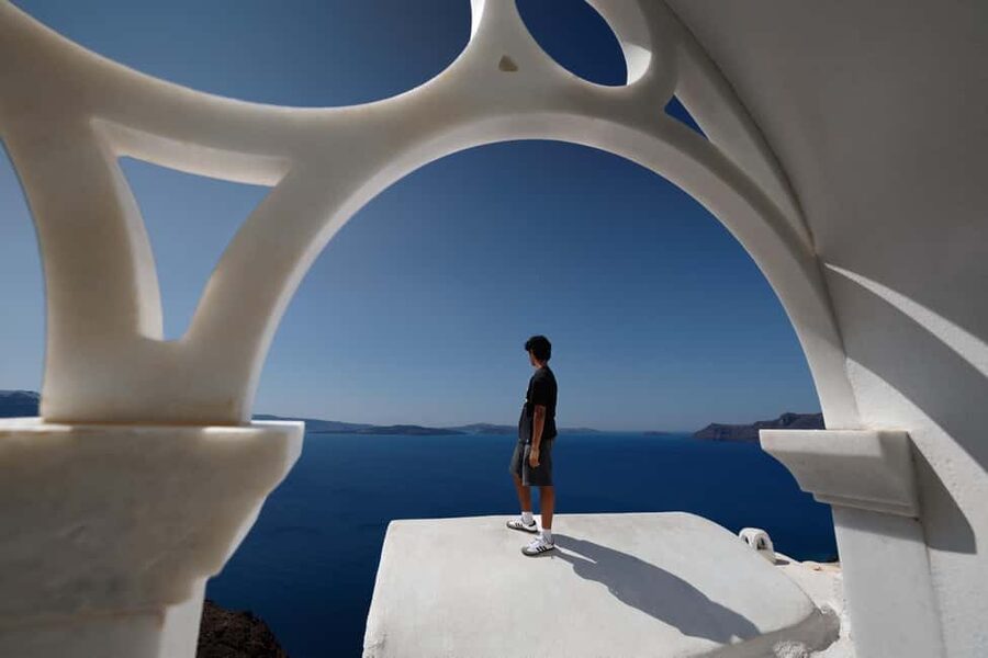 Santorini: Private 1-Hour Photoshoot in Oia & Imerovigli - Price and value: what $294 for up to 4 actually buys